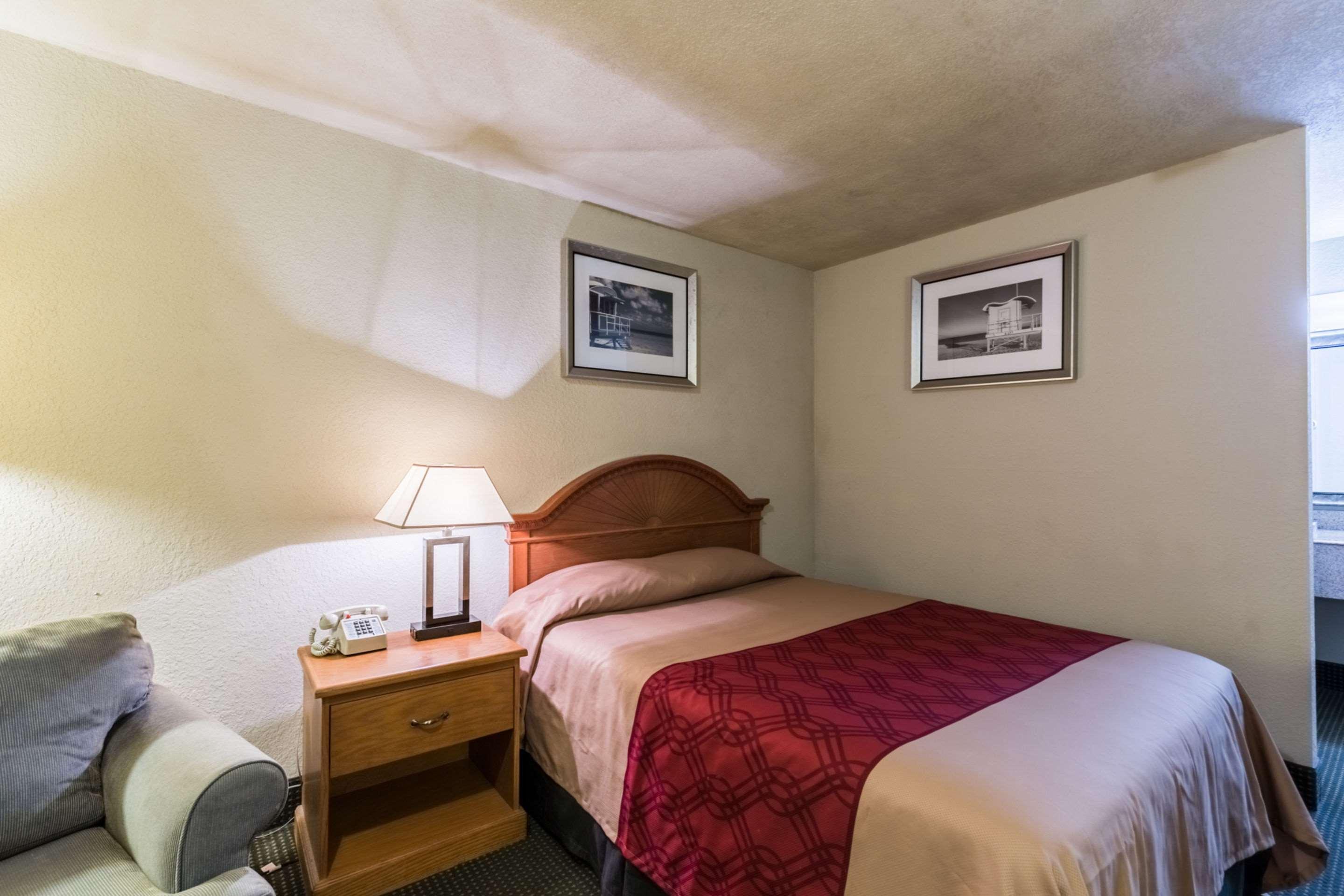Econo Lodge Baytown Luaran gambar