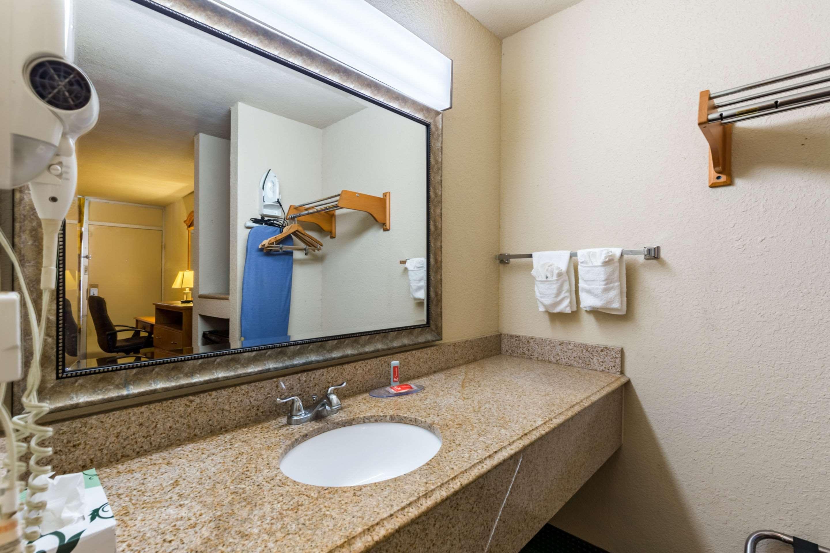 Econo Lodge Baytown Luaran gambar