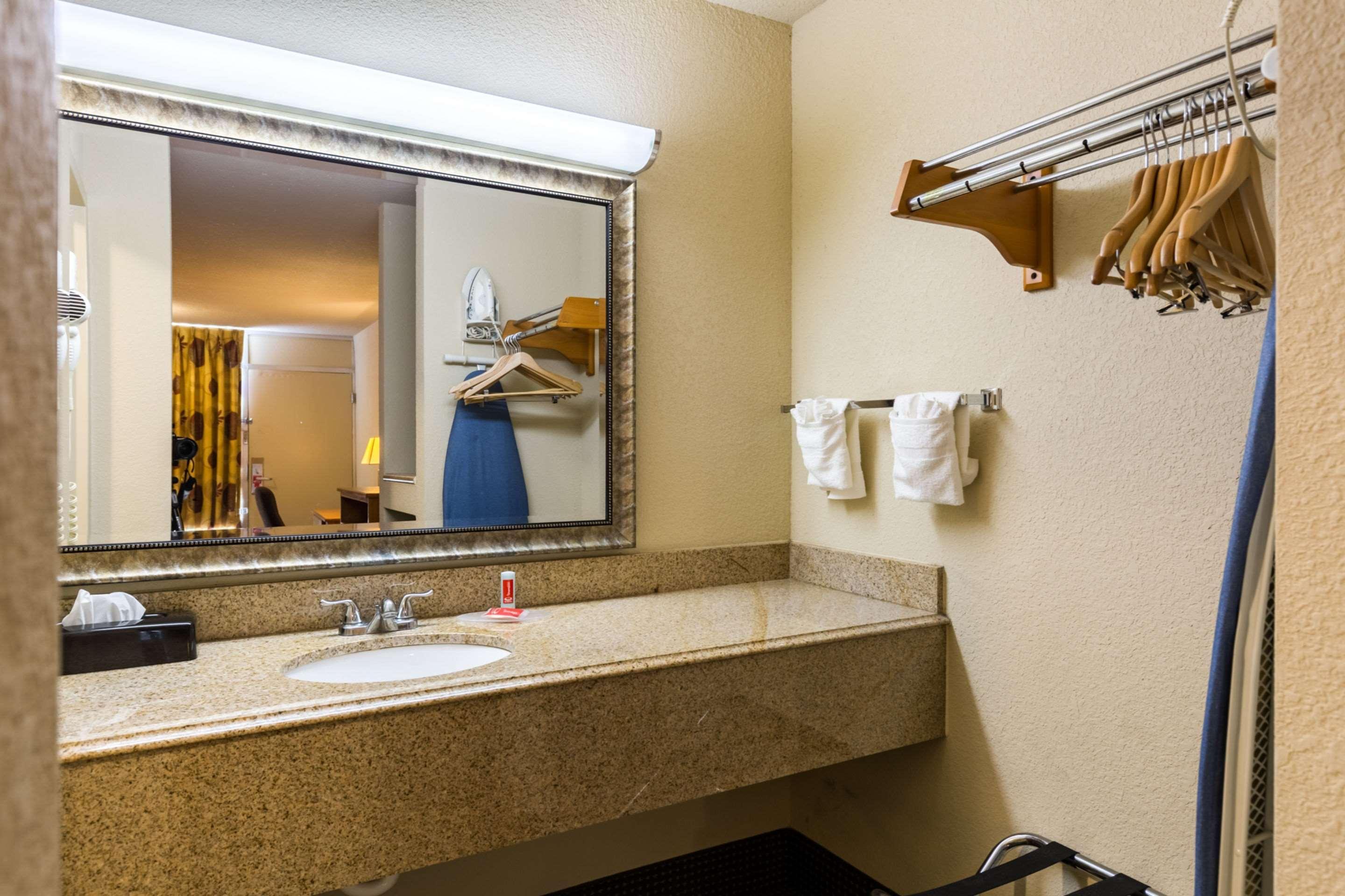 Econo Lodge Baytown Luaran gambar
