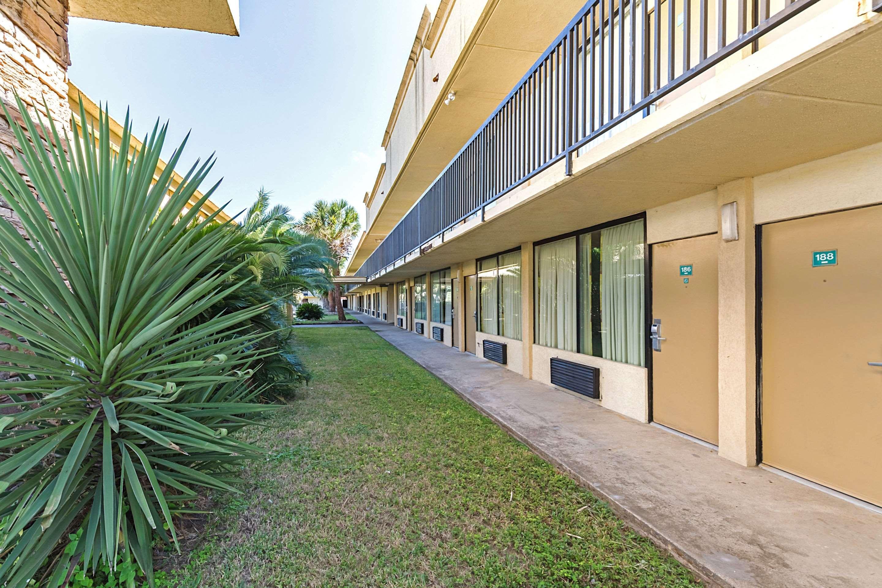 Econo Lodge Baytown Luaran gambar